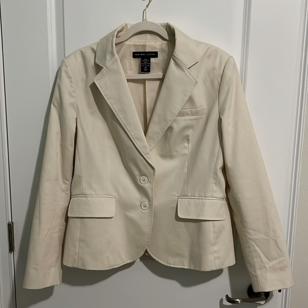Women’s blazer size 16. Cream. 100% cotton. Long sleeves. New York & Company
